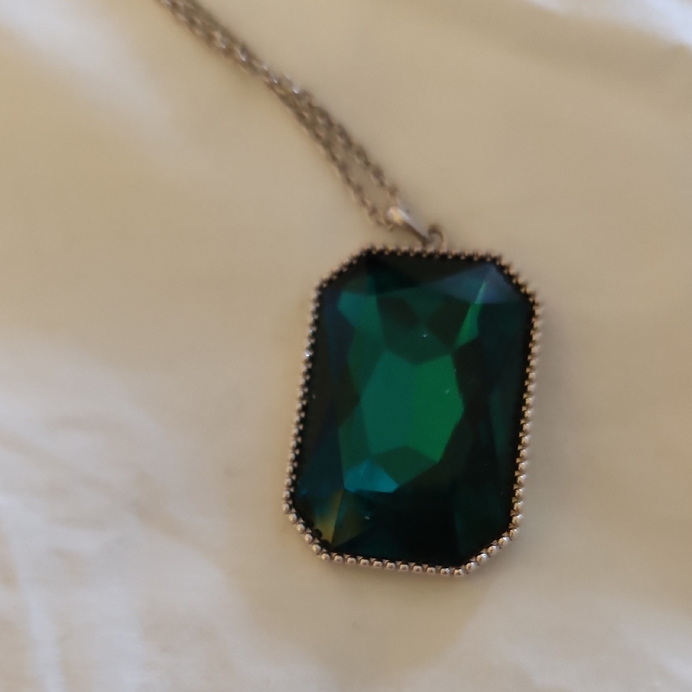 Elegant Silver Necklace with Green emerald  Pendant - Picture 4 of 5